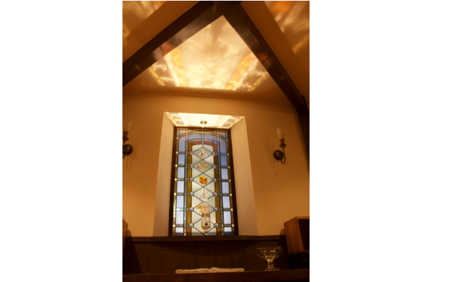 バー_店内のステンドグラス